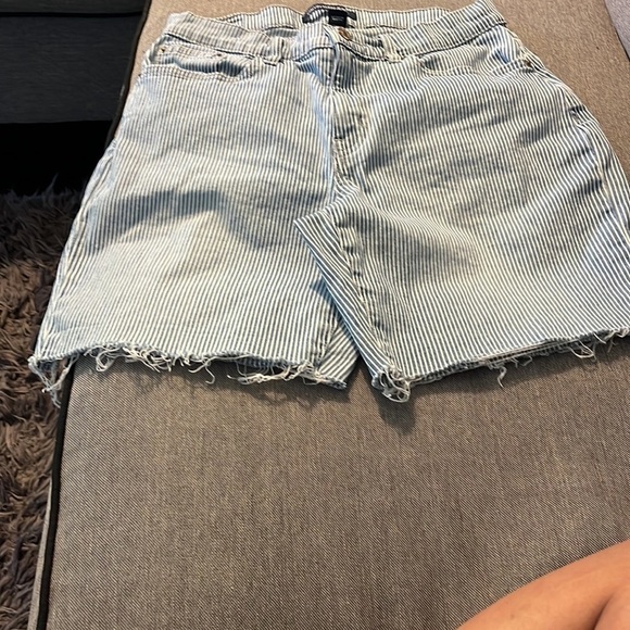 Calvin Klein Jeans size 6 railroad stripe high rise raw hem shorts.  Excellent - Picture 4 of 7